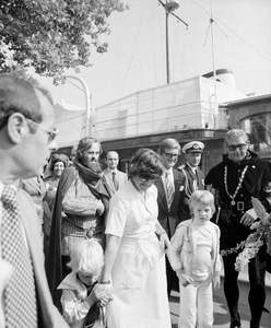 857267 Afbeelding van het bezoek van prinses Margriet en mr. Pieter van Vollenhoven aan Nieuwegein tijdens de viering ...